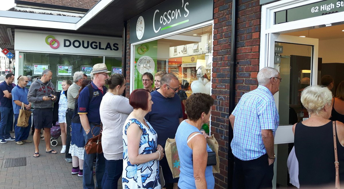 DaveBHarry's tweet photo. @Essex_Echo big queues for opening of Simon Cosson's Bakers #wickford this morning #qualitybread https://t.co/708i7OU8pV