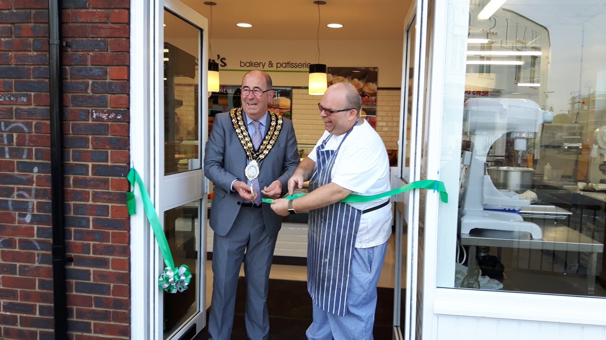 DaveBHarry's tweet photo. @Essex_Echo big queues for opening of Simon Cosson's Bakers #wickford this morning #qualitybread https://t.co/708i7OU8pV