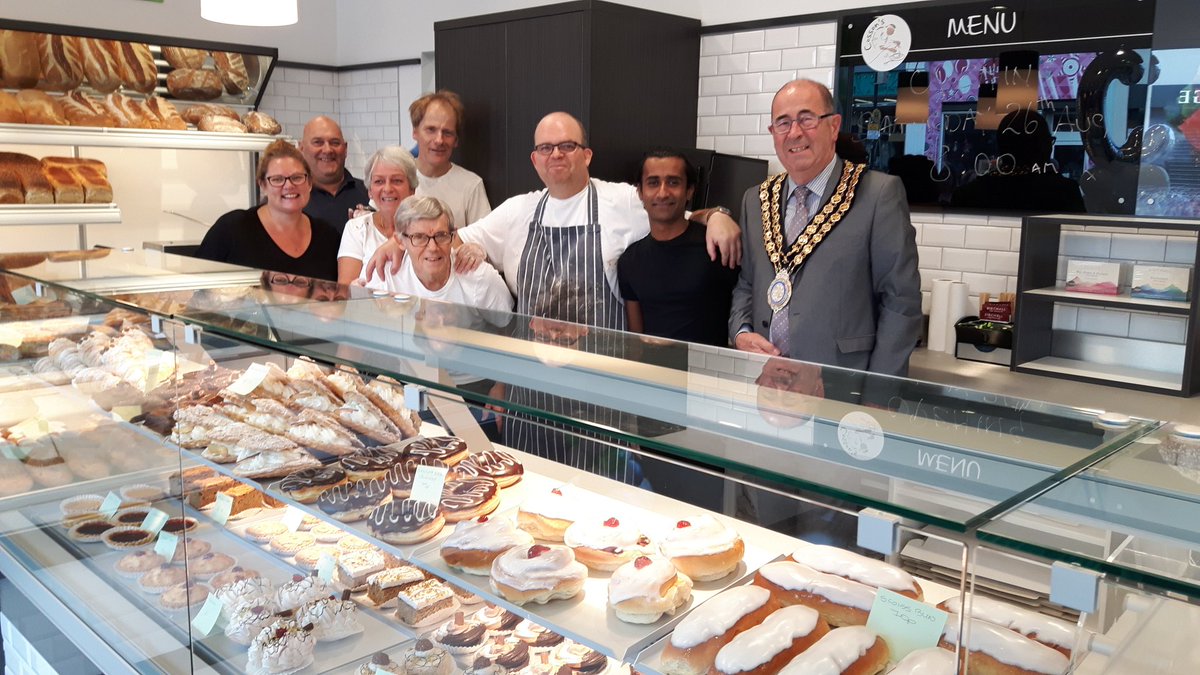 DaveBHarry's tweet photo. @Essex_Echo big queues for opening of Simon Cosson's Bakers #wickford this morning #qualitybread https://t.co/708i7OU8pV