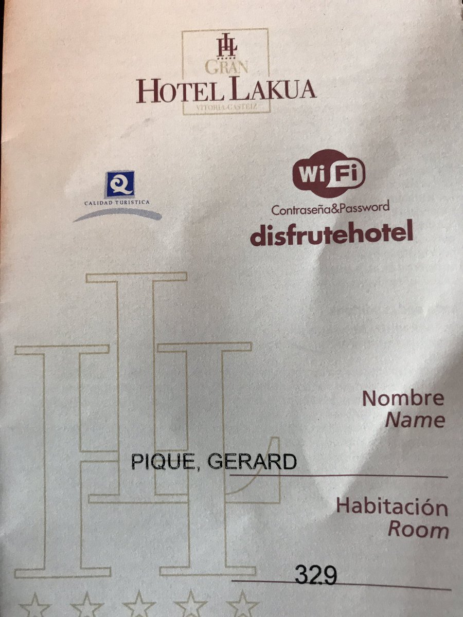 3gerardpique's tweet photo. Estaba en la habitación de al lado @ManuelBartual. Te vi pasar. https://t.co/9nXTLf8gdK