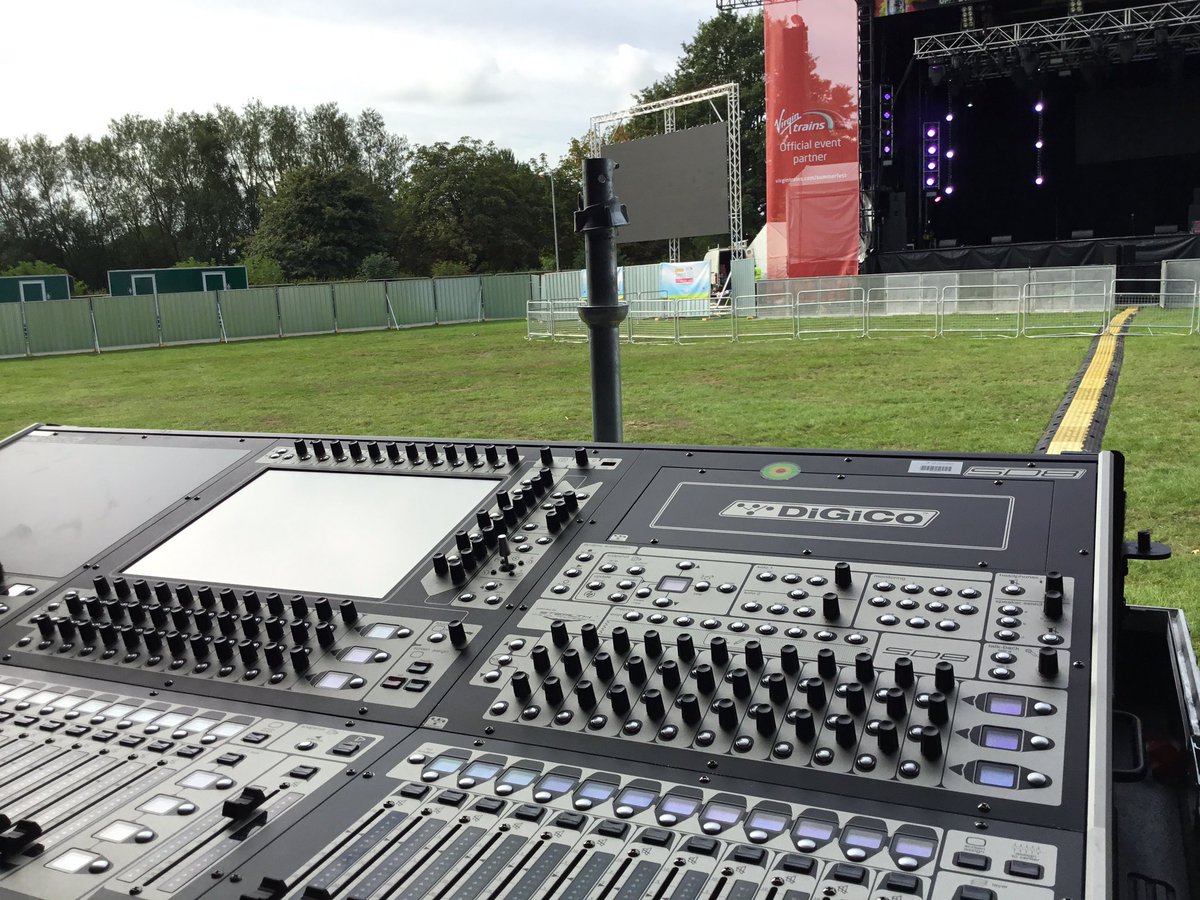 NickElonex's tweet photo. Screen all ready for go #solihull #SummerFest @ElonexOutdoor https://t.co/96HUijtOi6