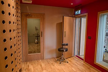 TheMoovGroup's tweet photo. Moov Group offers a variety of soundproof doors and windows and sealing systems to meet your noise reduction needs. https://t.co/0EojPp8oUo https://t.co/Y7fNCo4Usa