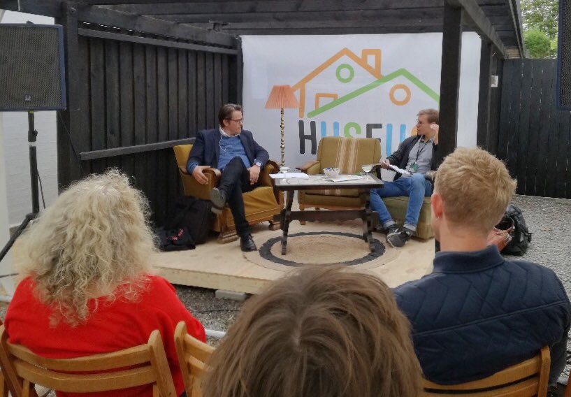 CaroMBK's tweet photo. Der sluttes af med manér: Lasse Marker og @ABloksgaard tager den sidste carportsamtale med champagne i glassene #kmdk #dkmuseum #dkkultur https://t.co/pps8D0JJBb