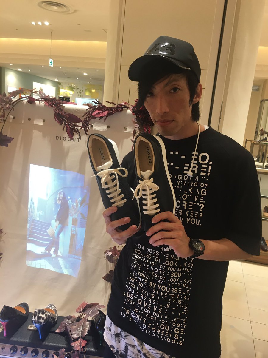 DIGOUT_OFFICIAL's tweet image. 今日は西宮阪急POPUPストアにTHE ORAL CIGARETTESの中西雅哉さんがご来店！スニーカー（KENDRICK、JULIAN
）2足お買い上げ頂きました！
フェスでお忙しい中 ありがとうございます！
#中西雅哉
#THEORALCIGARETTES 
#DIGOUT