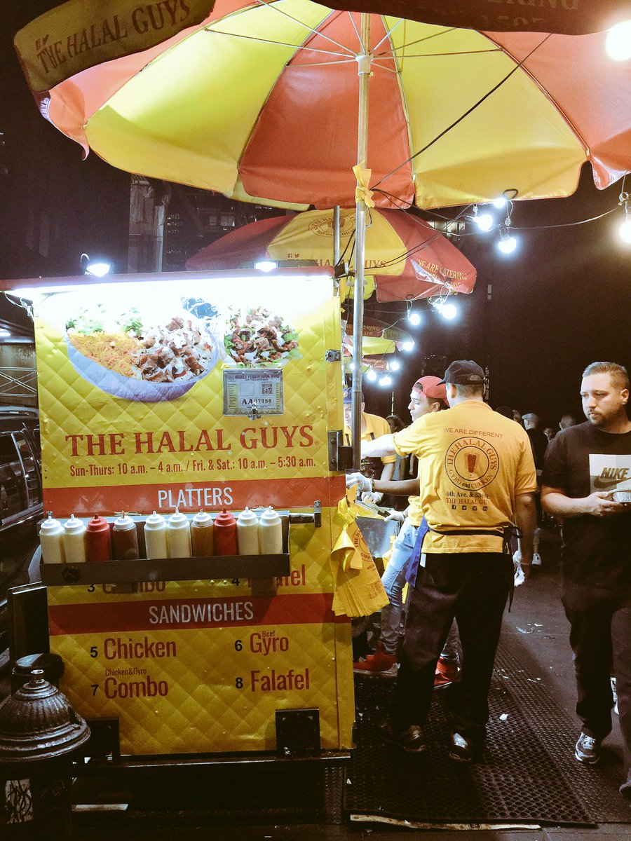 EnterpriseFood's tweet photo. The Halal Guys
NY/6th Ave, W 53rd St
4.0
ニューヨークヒルトンホテル前にあるハラル料理の屋台。行列店だが秒で提供されるので、殆ど待たない。ニンジンの千切りの上にレタスとチキンのサラミをどっさり乗せ、ソースをたっぷりかけて食べる。8$ https://t.co/pWqnIe8biT