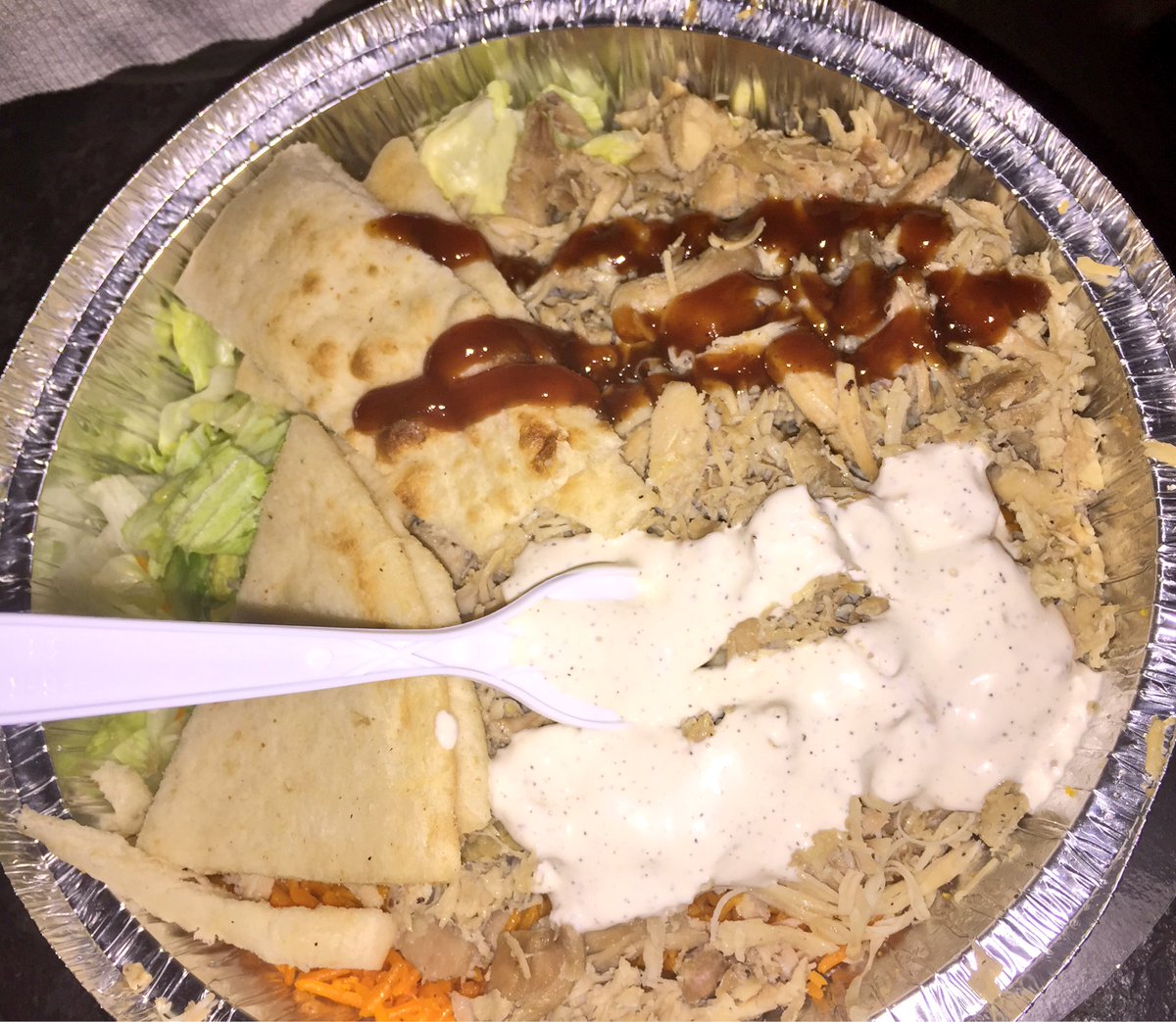 EnterpriseFood's tweet photo. The Halal Guys
NY/6th Ave, W 53rd St
4.0
ニューヨークヒルトンホテル前にあるハラル料理の屋台。行列店だが秒で提供されるので、殆ど待たない。ニンジンの千切りの上にレタスとチキンのサラミをどっさり乗せ、ソースをたっぷりかけて食べる。8$ https://t.co/pWqnIe8biT