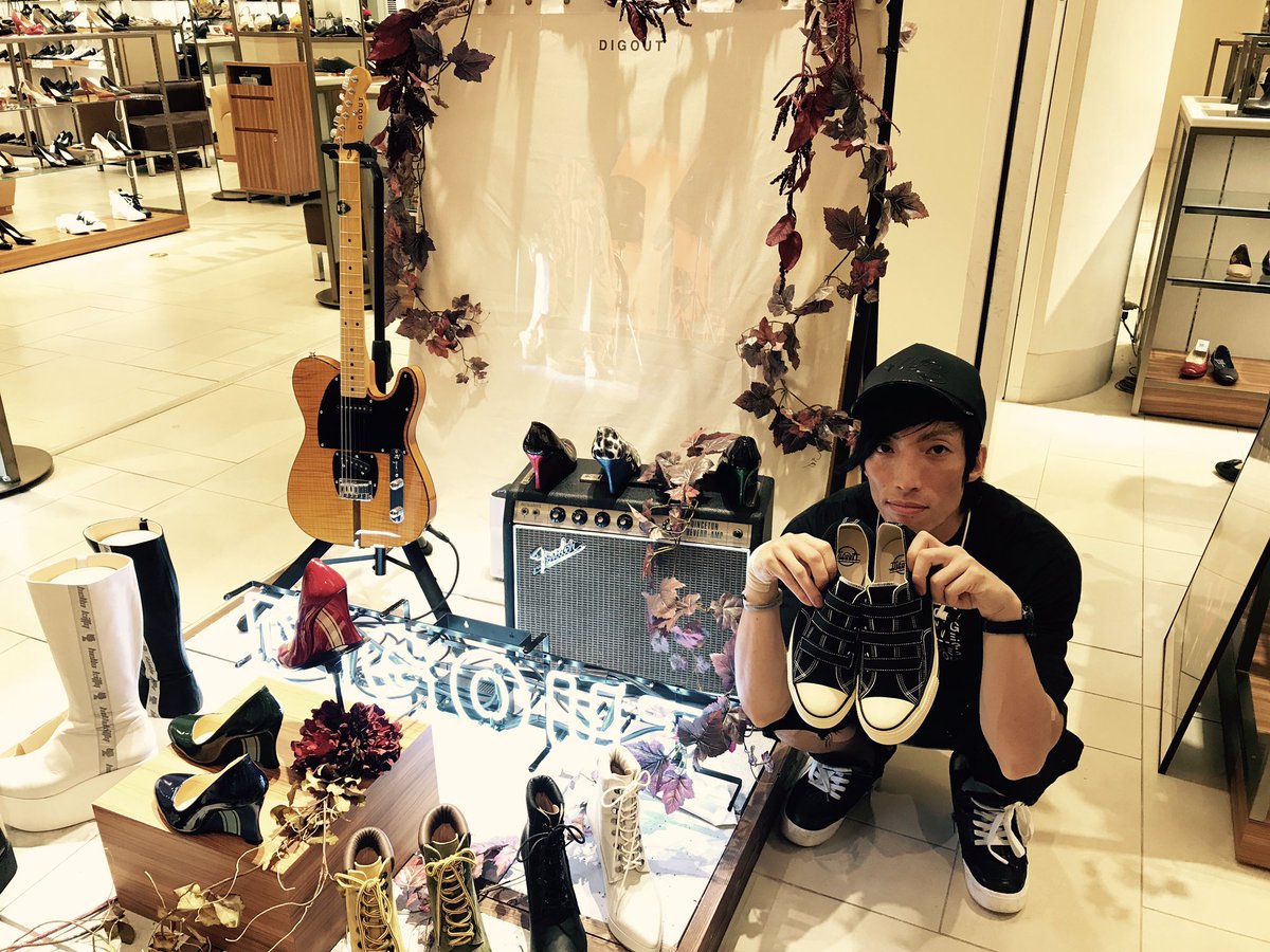 Drum_s_Masaya's tweet image. 『DIGOUT』が西宮阪急でPOP-UP SHOPを開催中って事で遊びに行ってきました！
お気に入りを見つけたので2点ゲット！
靴がめっちゃ軽い理由が…さすが！

あと部屋に飾りたいぐらい綺麗なヒールが素敵でした！

zozo.jp/shop/studiousl…
#DIGOUT