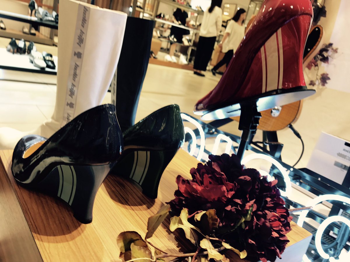 Drum_s_Masaya's tweet image. 『DIGOUT』が西宮阪急でPOP-UP SHOPを開催中って事で遊びに行ってきました！
お気に入りを見つけたので2点ゲット！
靴がめっちゃ軽い理由が…さすが！

あと部屋に飾りたいぐらい綺麗なヒールが素敵でした！

zozo.jp/shop/studiousl…
#DIGOUT