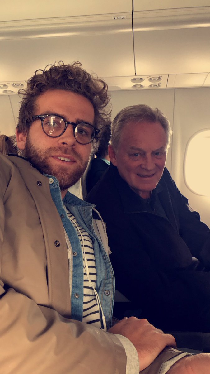 Heiður að tilkynna það hér á forritinu að Laddi er enn á lífi. Ég vísa öllum sögusögnum af andláti hans á bug. Grét úr hlátri í 50 mín✈️