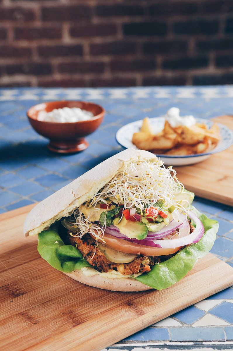 Viva_Burger's tweet photo. Desde nuestro México lindo y querido te traemos la Burger Chingona, con aguacate y pico de gallo. ¡Está bien padre! 🍔 https://t.co/oZu4SKjbO9