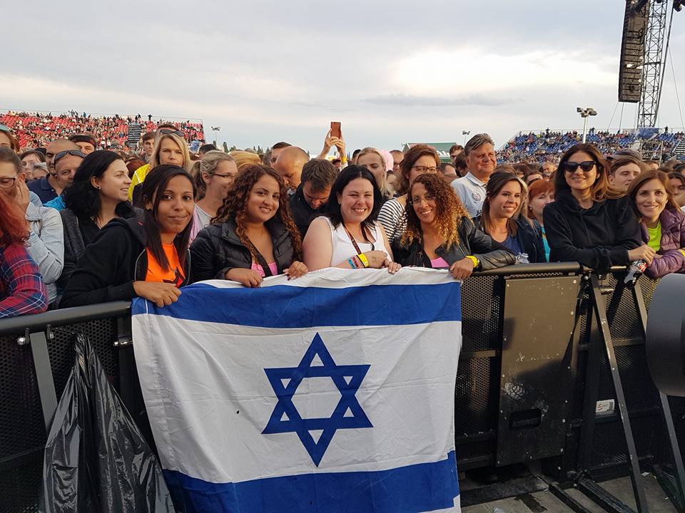 RW_Israel's tweet photo. Team RWIsarel in Prague @robbiewilliams #FrontRow #RWIsrael #RobbieWilliams #theheavyentertainment https://t.co/rgvimUpcDT