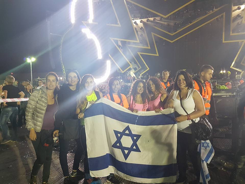 RW_Israel's tweet photo. Team RWIsarel in Prague @robbiewilliams #FrontRow #RWIsrael #RobbieWilliams #theheavyentertainment https://t.co/rgvimUpcDT