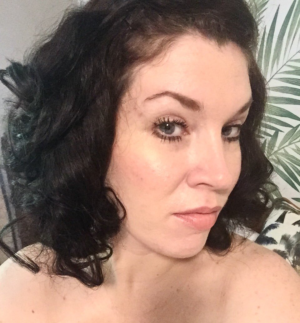 noellevaughn's tweet photo. Just to show I can post more than #Planes & #Aviation - the before and after: the girl ❤️a #pincurl #vintagestyle #saturdaymorning https://t.co/q4ieNBWNtw