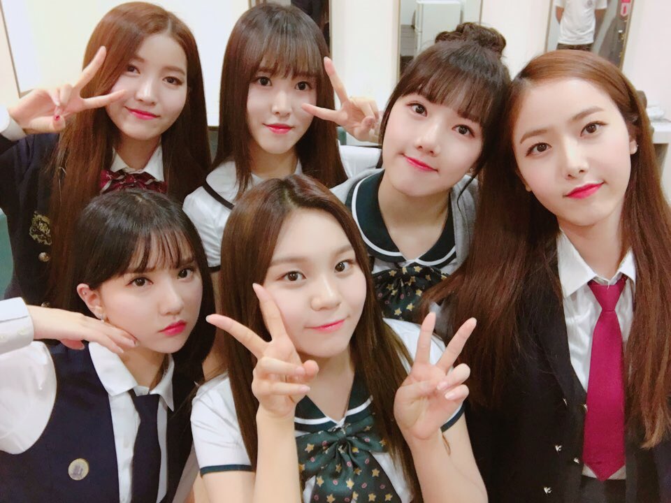 GFRDofficial's tweet photo. #여자친구 #GFRIEND 안녕 #버디 ‼️ 약속 지키려구 타임머신 타고 온 여친이들이에요💕 오늘 어쩐지 우리 더 보고 싶었죠? 😝 다 알아! 우리도 많이 보고 싶으니까 잠시 후에 만나요❣ https://t.co/sLdPdjqHw7