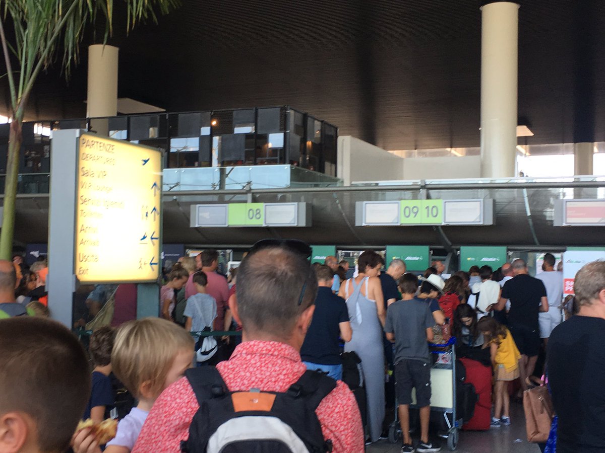 Salvop84's tweet photo. @Alitalia ma tutto apposto?#panico #codaimbarazzante https://t.co/0PWwFObdG4