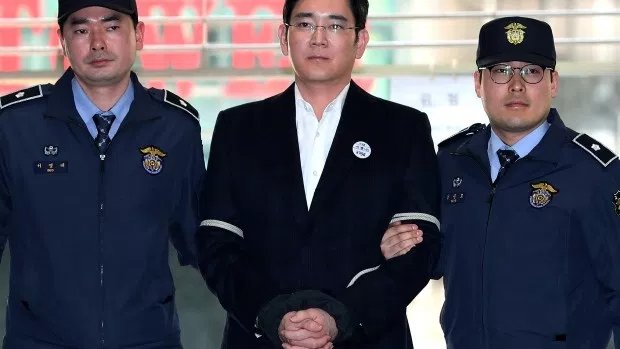 South Korea court rules 5-year jail term for Samsung Vice Chairman &amp; heir Jay Y. Lee wp.me/p8hE44-3K4