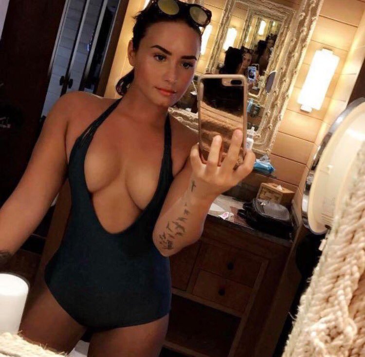 TopCelebs2017's tweet photo. Demi Lovato... 😱 https://t.co/hrKiGpcgtG