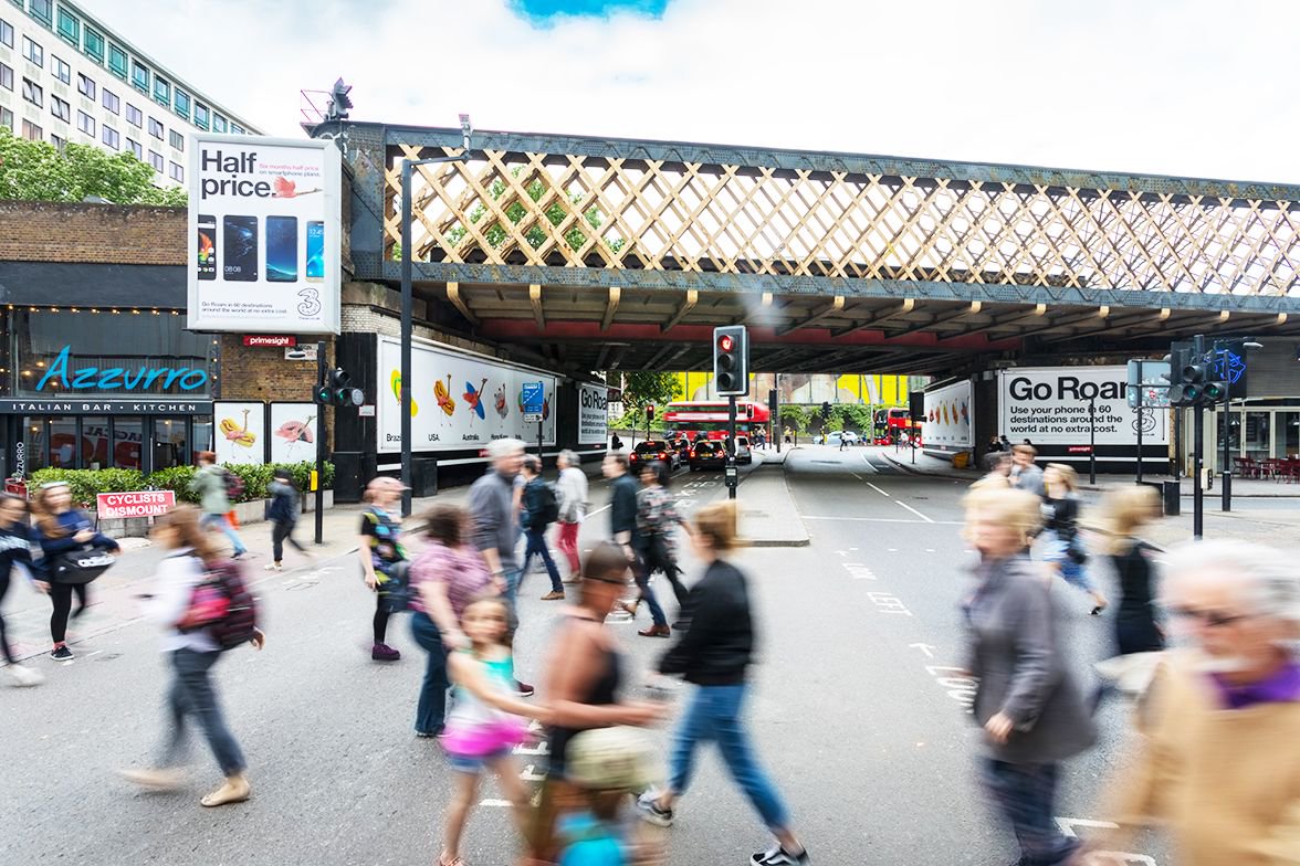 primesight's tweet photo. Some of our favourite #WaterlooDomination photos of the year, featuring @LavazzaUK @forduk @SavseSmoothies @ThreeUK! https://t.co/2V34X9c3Pm