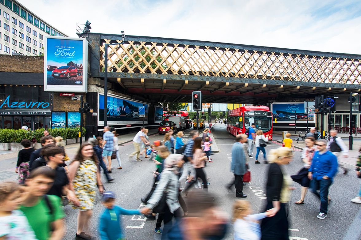 primesight's tweet photo. Some of our favourite #WaterlooDomination photos of the year, featuring @LavazzaUK @forduk @SavseSmoothies @ThreeUK! https://t.co/2V34X9c3Pm