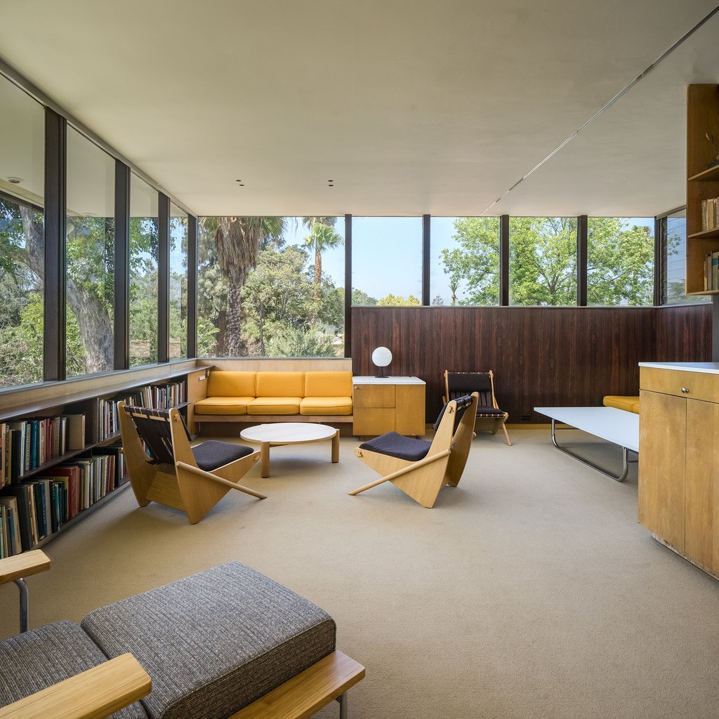 Speedmaster72's tweet photo. Richard Neutra: VDL Research House II (L.A. 1966)
#100x100masterhouses 
El propio Neutra aparece sentado en una de las fotos, a sus 74 años. https://t.co/appQHk7iPd