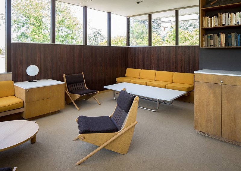 Speedmaster72's tweet photo. Richard Neutra: VDL Research House II (L.A. 1966)
#100x100masterhouses 
El propio Neutra aparece sentado en una de las fotos, a sus 74 años. https://t.co/appQHk7iPd