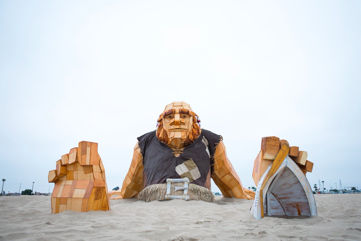 ClashofClans's tweet photo. The Builder is now building in Huntington Beach, California! If you're in the area, drop by to say hello to this friendly Giant! https://t.co/gcqcwrAEhW