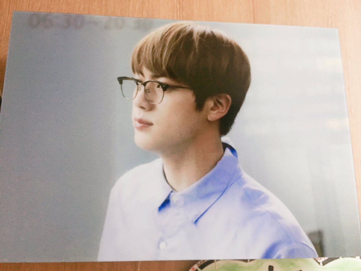JKAkoga's tweet photo. @Staywith_sjm 뽑기 당첨 액자 드디어 왔어요😭😭오기까지 정말 힘들었지만 늦더라도 석진이 액자 받으니까 정말 좋더라구요 감사합니다❣️ https://t.co/S7XOCYaasN