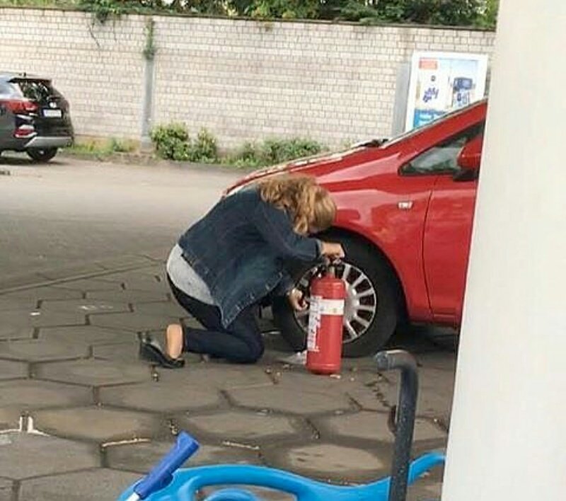 - Να φουσκώσεις τα λάστιχα αγάπη 
- Εντάξει 
- Ξέρεις πως ε; 
- Εννοείται