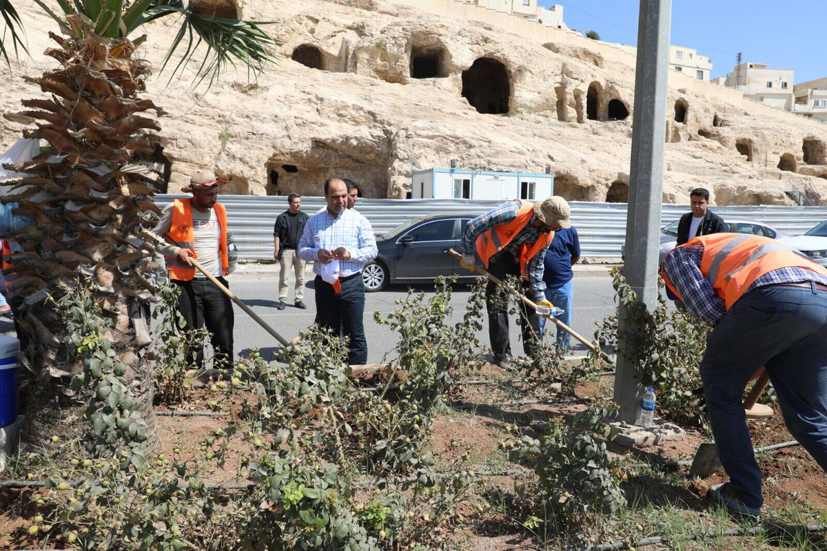 Daha güzel bir çevre için sıcak havaya rağmen fedakarca çalışan işçi kardeşlerimizi ziyaret ettik. Çalışmalarından dolayı teşekkür ediyorum