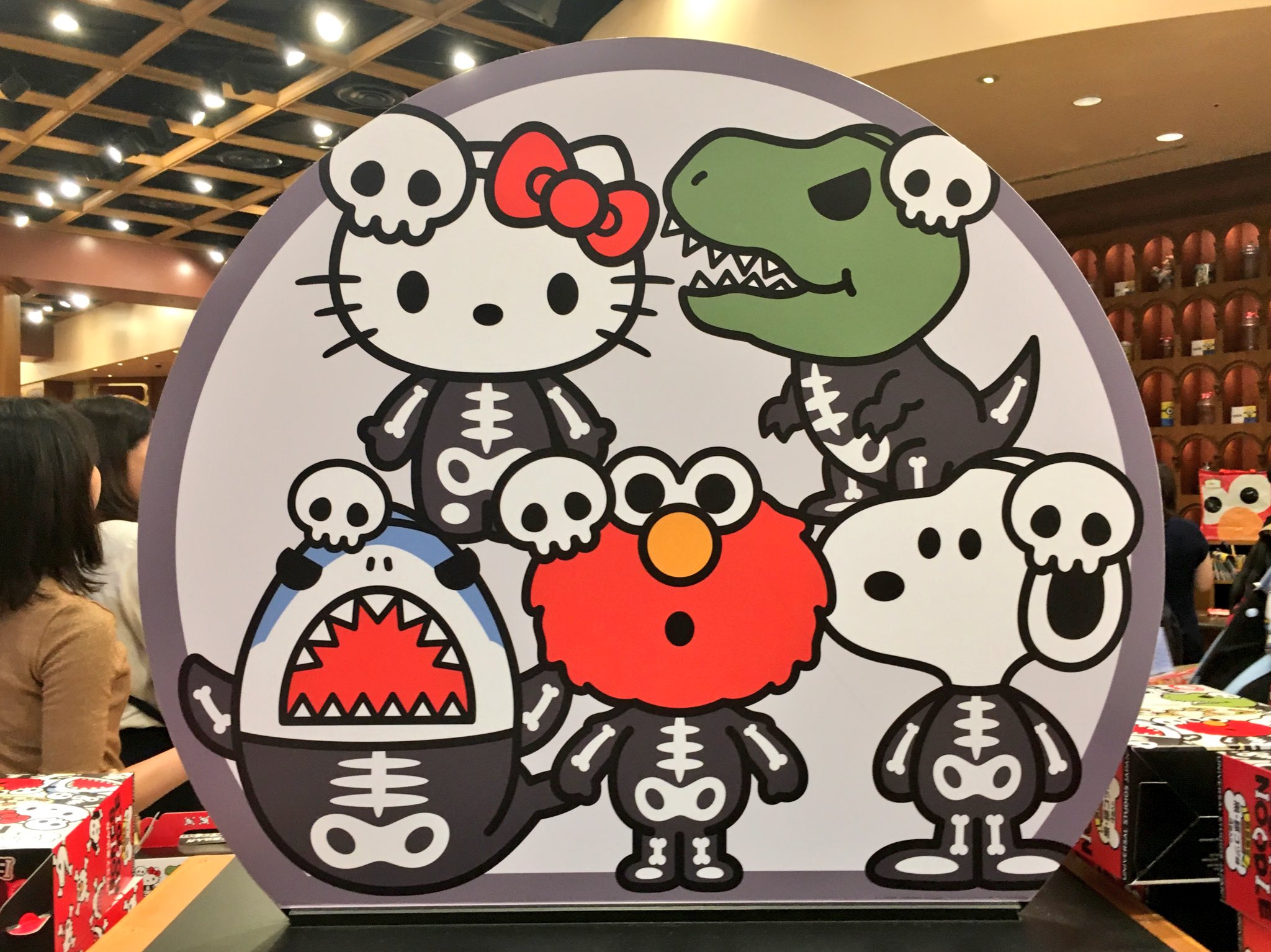 Sunny Days Usjハロウィーン 17 各キャラのグッズのデザインテーマ その2 人気キャラクターたちのコラボ商品 毎度おなじみのエルモ スヌーピー キティ ミニオン 今年はエルモ スヌーピー キティ ジョーズ ジュラシックパークのボーンなグッズも新