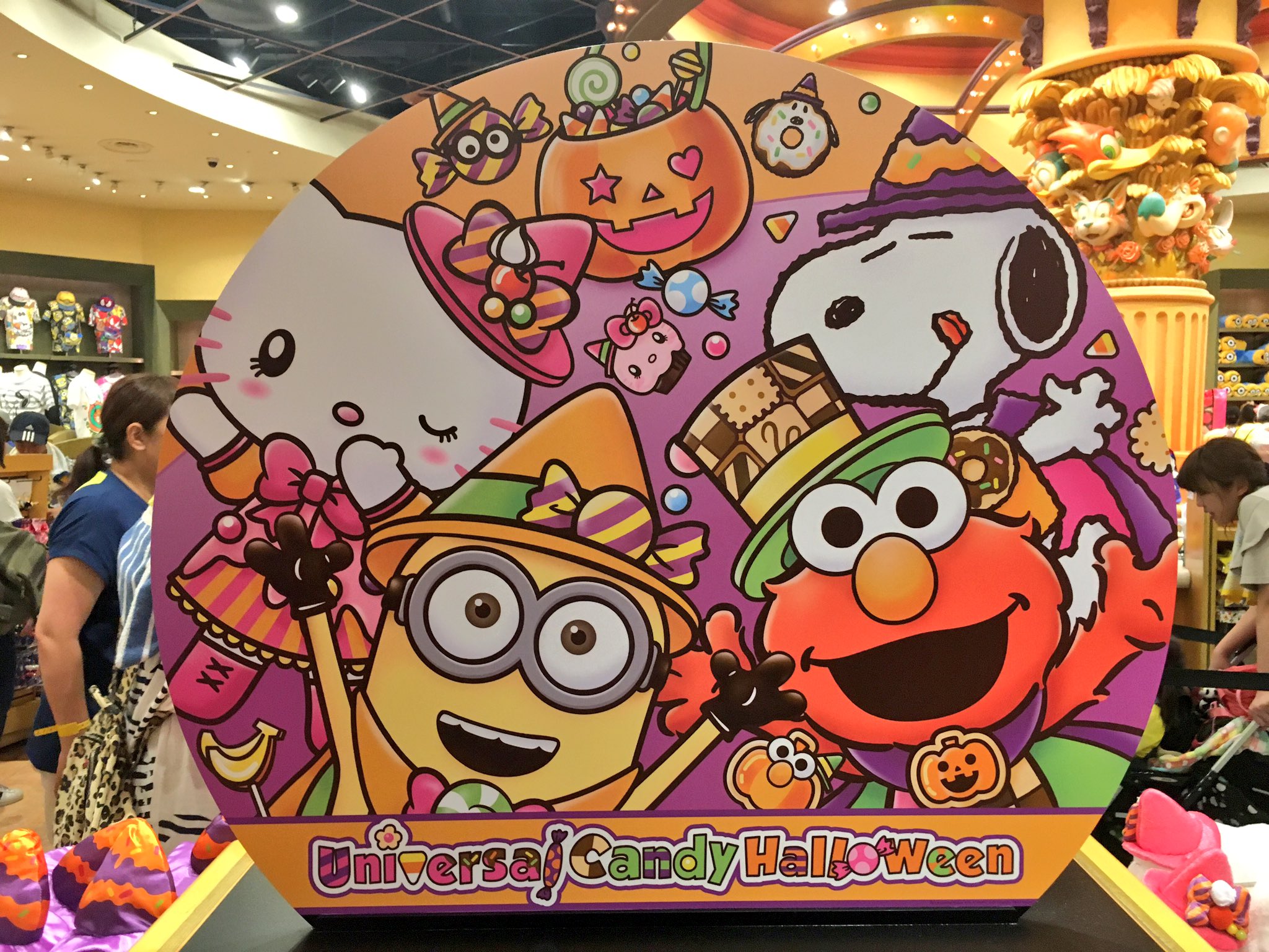Sunny Days Usjハロウィーン 17 各キャラのグッズのデザインテーマ その2 人気キャラクターたちのコラボ商品 毎度おなじみのエルモ スヌーピー キティ ミニオン 今年はエルモ スヌーピー キティ ジョーズ ジュラシックパークのボーンなグッズも新