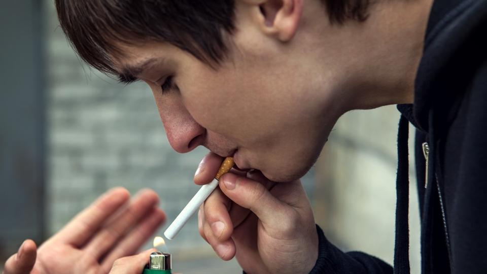 Подростки пьют курят. Курение подростков. Подросток курит. Что курит молодежь. Курящий подросток.