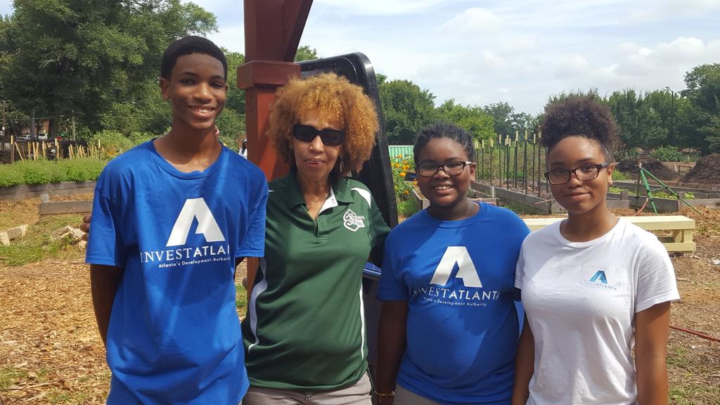 RossTucker2018's tweet photo. Volunteering on the Westside. To whom much is given.. #Atlanta #westsidevolunteercorp #Chicfila #investatlanta #AUC https://t.co/jGg9kGPPfH