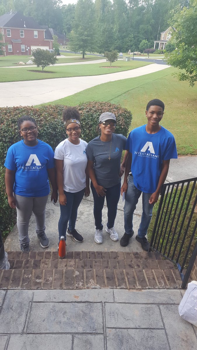 RossTucker2018's tweet photo. Volunteering on the Westside. To whom much is given.. #Atlanta #westsidevolunteercorp #Chicfila #investatlanta #AUC https://t.co/jGg9kGPPfH