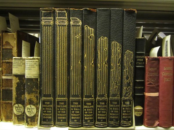 Edward Gibbon'ın "Roma İmparatorluğu'nun Gerileyiş ve Çöküş Tarihi" serisinin kapak sırtı tasarımına bayıldım. Çok zekice.