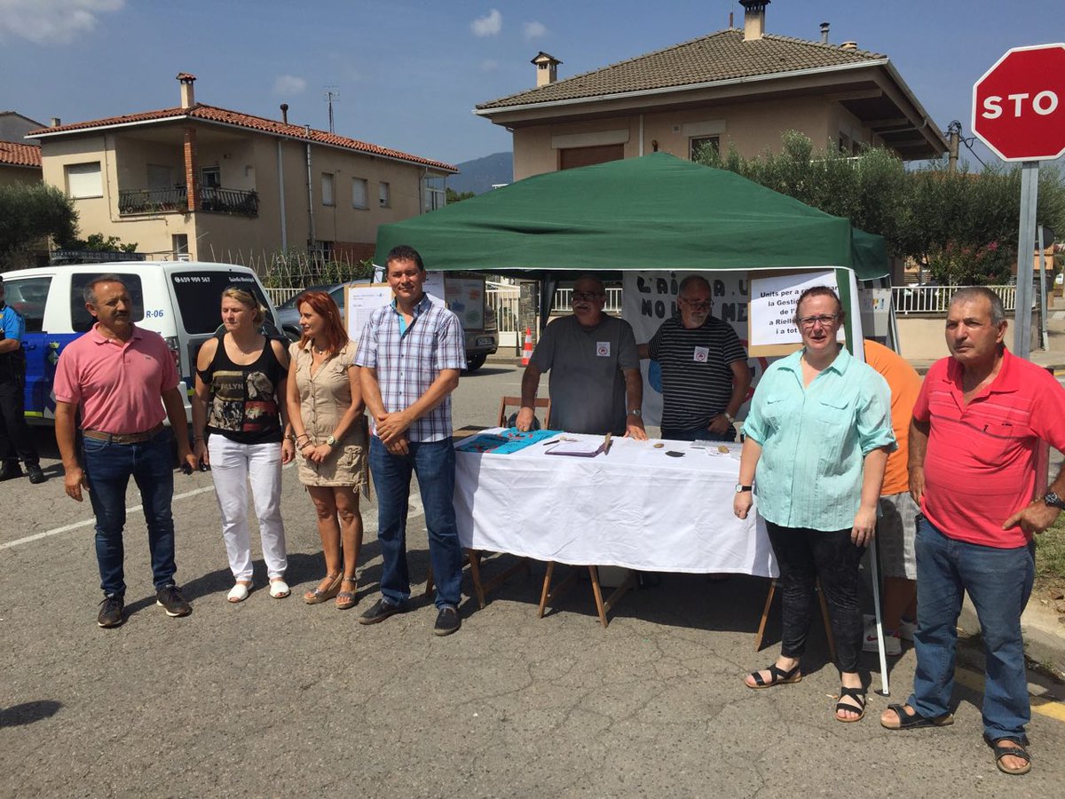 aev_riv's tweet photo. Avui amb representants municipals: PSC, PdCat,PP,ICV,Podemos.
ERC,equip de govern, sense afegir-se a la signatura de una consulta popular. https://t.co/Zk5Ocpzria