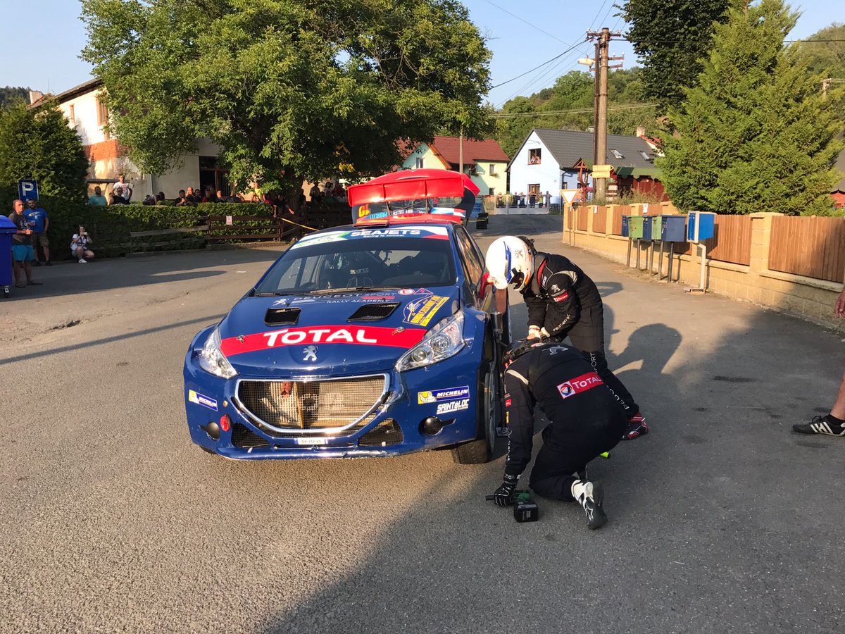 Sigue la mala fortuna @pepslopez9 pinchaba en el TC8 <a href="/barumrally/">Barum Czech Rally Zlín</a> #FIAERC <a href="/PeugeotES/">Peugeot España</a> <a href="/Teo1Martin/">Teo Martin</a>