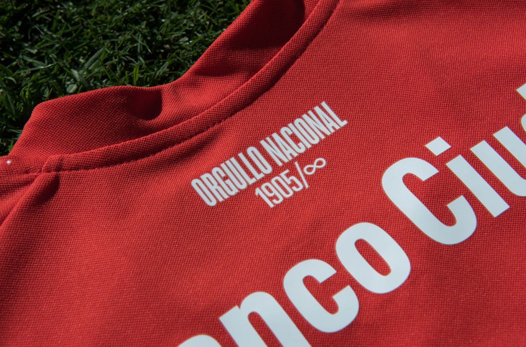 Independiente estrenará hoy su nueva camiseta roja contra Huracán. Será acompañado de pantalones y medias azules.