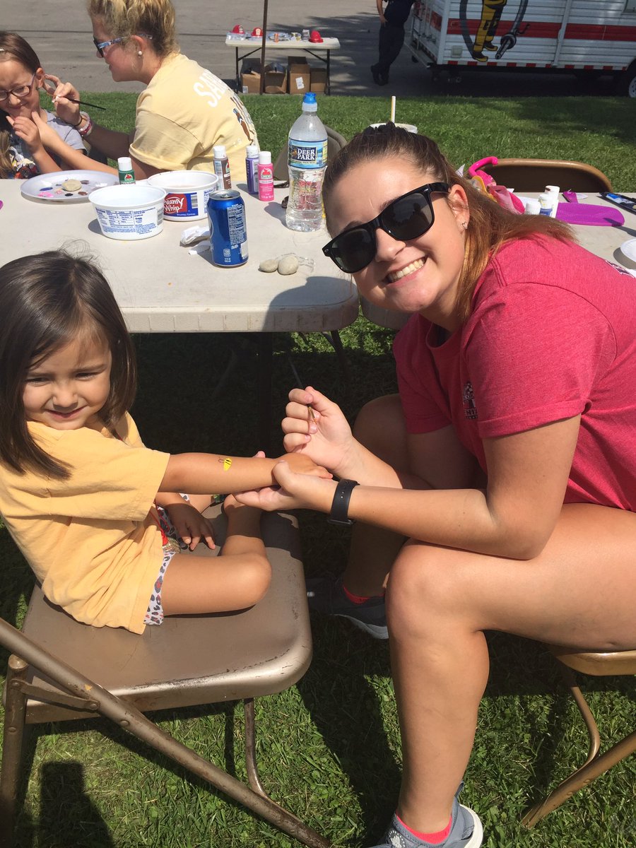 JMHSMonarchs's tweet photo. Mrs. Ginger Dewitt and Brylee help out at community day, sponsored by the city of Moundsville. https://t.co/NS0vSDh502