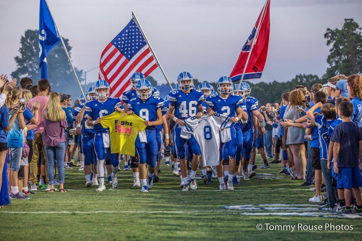 whitehousebdp's tweet photo. The White House Football team honors Mary Keith on Homecoming. Photo by Tommy Rouse. #bdp https://t.co/JnQSNdWYPl