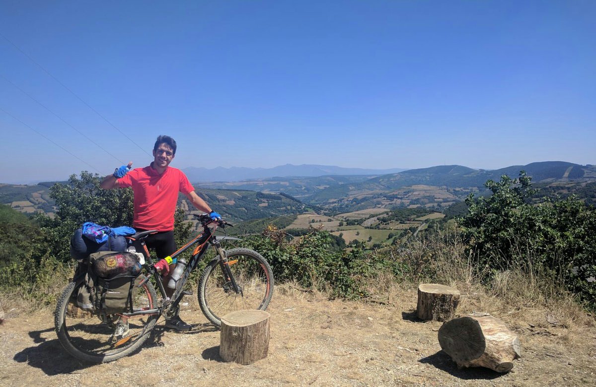 MFanlo's tweet photo. En el Alto de Poio, Lugo. Haced el Camino de Santiago, por favor. https://t.co/QGYpw76Hrn