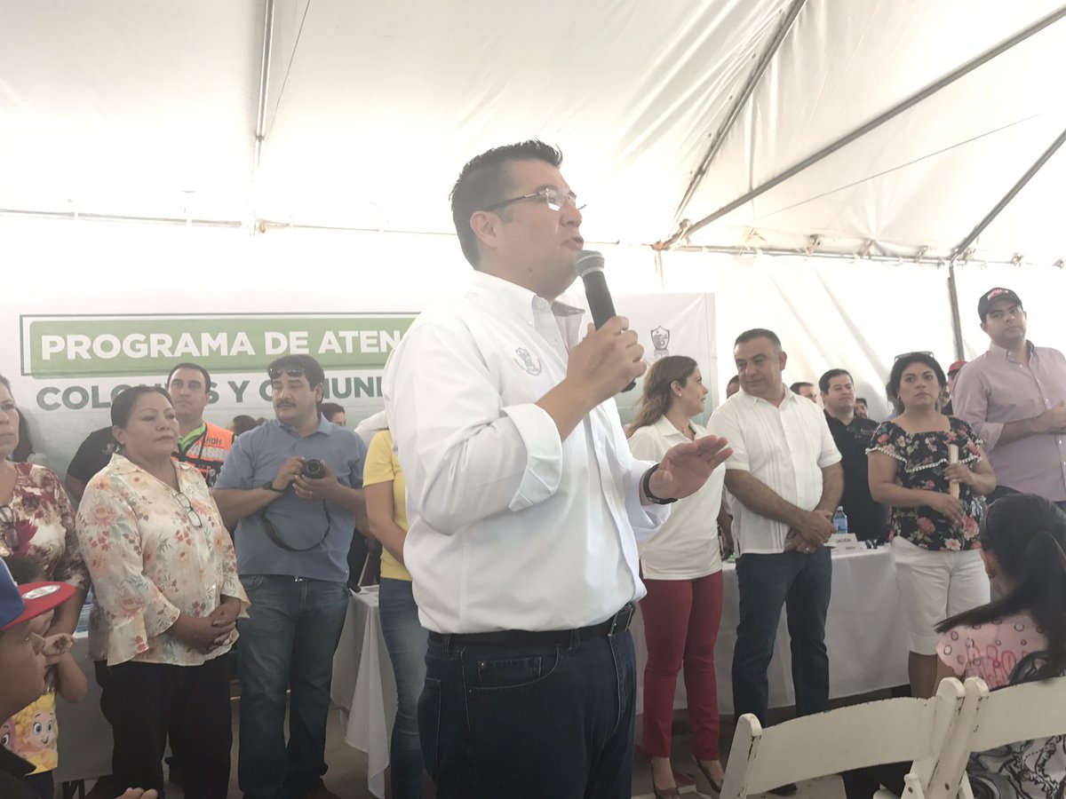 arehc's tweet photo. @valloruelas llega con #manoconmano a la Col. Villas Monterrey 2 entrega #ParqueModelo #LosMochis lo acompaña @maferriveraromo @MarcOsuna_ https://t.co/RrZANAffzn