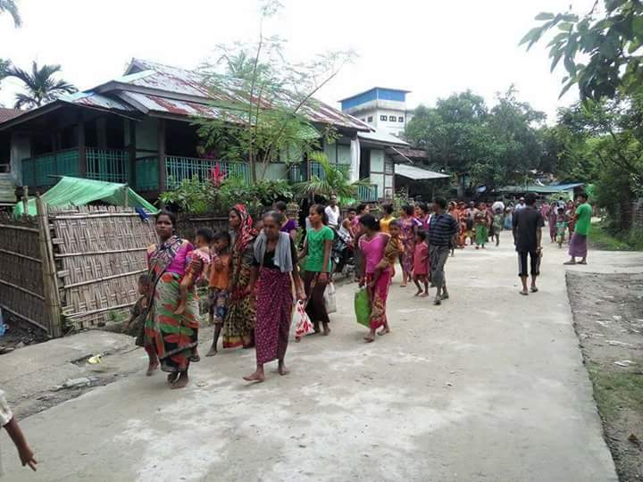 mmoe_myint's tweet photo. Muslim #extermists, so-called Rohingya in Maungdaw #setfire Arakanese houses..one Hindu was killed. #Attacks ongoing https://t.co/C3mgodwHwz