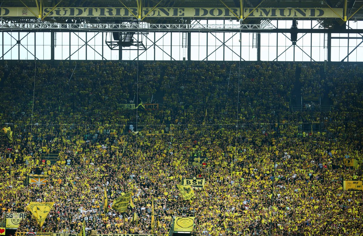 Squawka_Live's tweet photo. Borussia Dortmund fans know how to support their team. 😳 https://t.co/hUtk3WKw9z