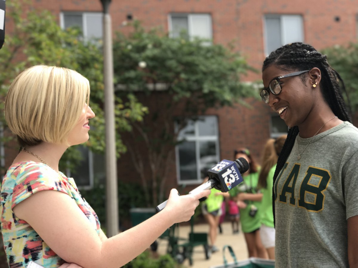 Tyler_K_Greer's tweet photo. #BlazerMoveIn has been on π₯ today. Nick and Zach hung out & even ran into the @UAB_MBB team. Have a great year @UABStudents. #GoBlazers https://t.co/DPbmzUcvCC