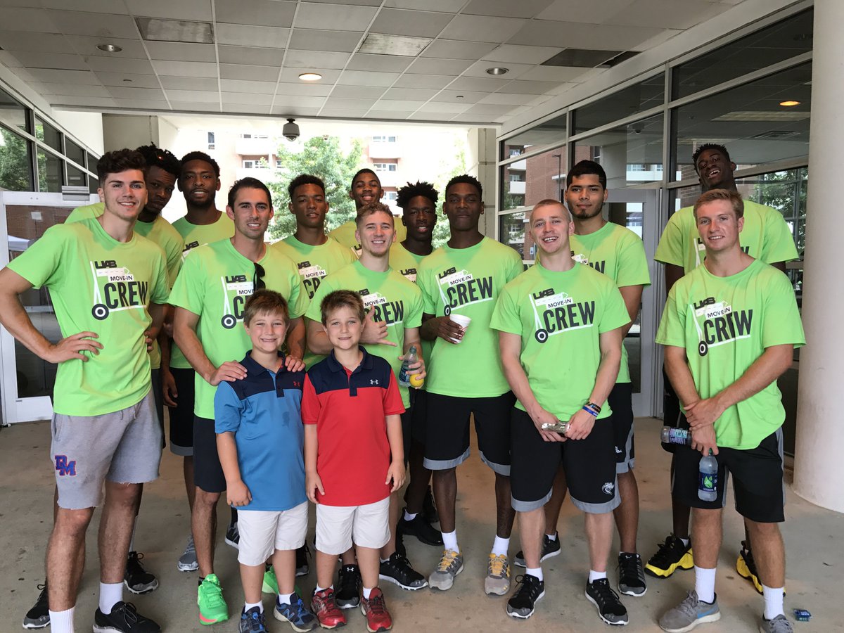Tyler_K_Greer's tweet photo. #BlazerMoveIn has been on π₯ today. Nick and Zach hung out & even ran into the @UAB_MBB team. Have a great year @UABStudents. #GoBlazers https://t.co/DPbmzUcvCC