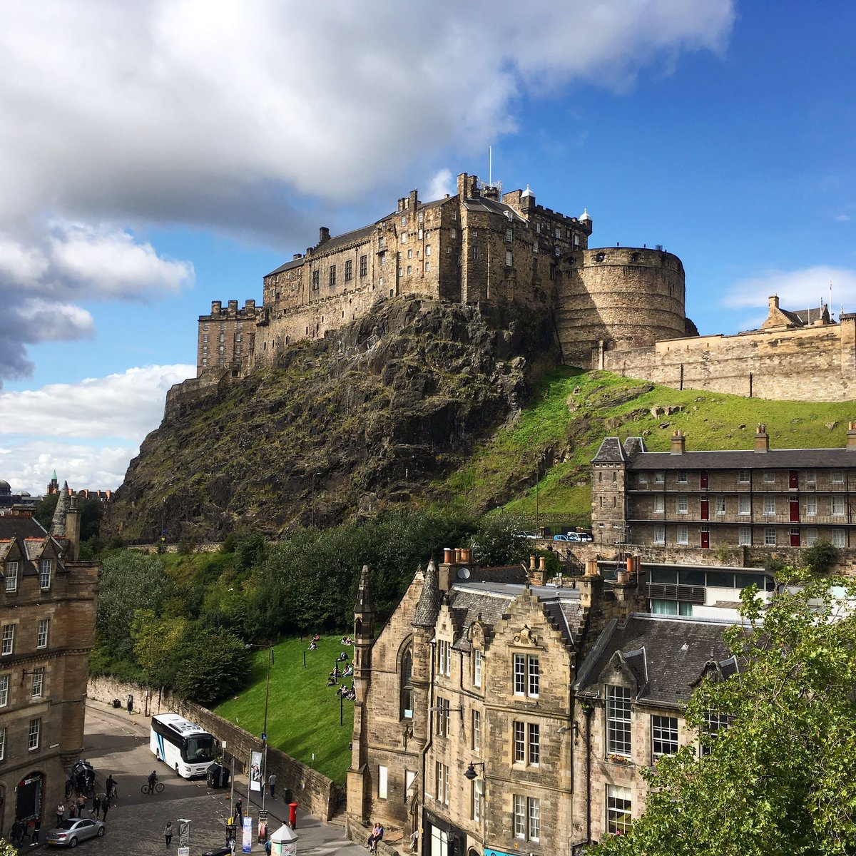 simonkids_UK's tweet photo. No events for us @edbookfest today! So we've been enjoying being a tourist instead - how fab does #EdinburghCastle look today! #Edlitfest https://t.co/WZf04JLmli