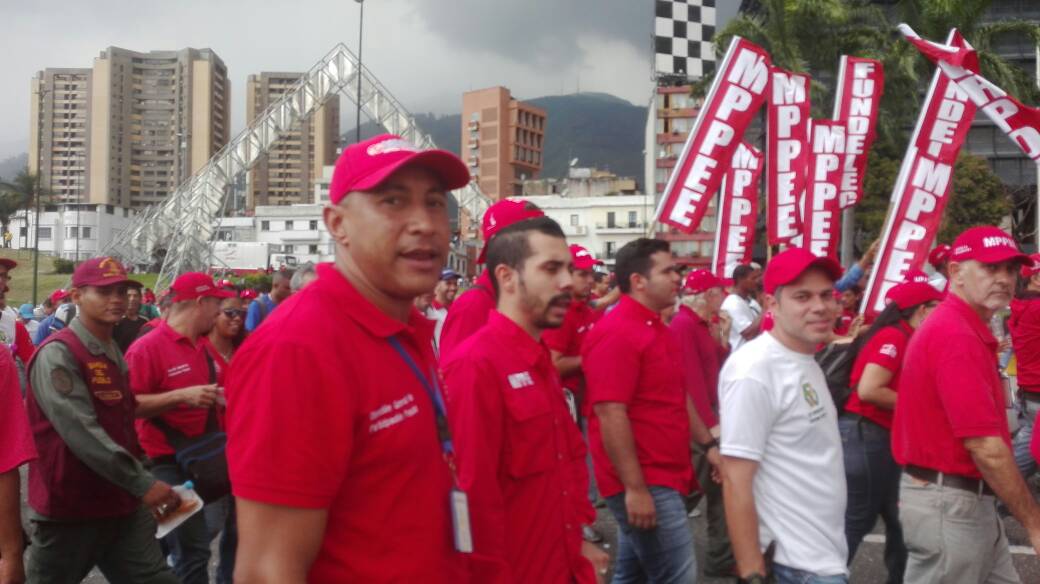 Stephanisartory's tweet photo. No nos arrodillaremos ante nadie, hoy y siempre defenderemos nuestra patria. #EsHoraDeDefenderLaPatria @LMOTTAD https://t.co/fv80PnA80h