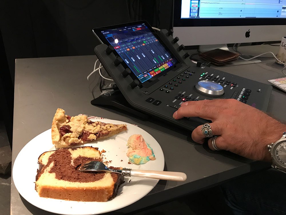 RemRecNet's tweet photo. "New gear is important, but all we really need is cake and good cutlery!” #Flexitrailer #remoterecordingnetwork #remotetaxi #avid #protools https://t.co/f3dH5ZuRxZ