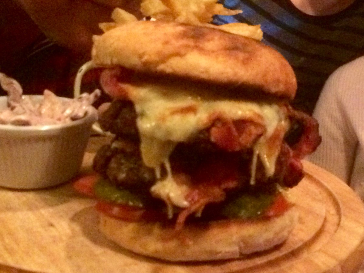 Quiet little supper..😍 and 50%off food bill for neighbours night. #sw4  #sw11 🍷 <a href="/NappyValleyNet/">NappyValleyNet</a> <a href="/LoveBattersea1/">Love Battersea 🇺🇦</a> <a href="/JiveBattersea/">Jive Battersea</a> <a href="/nnbattersea/">Battersea SW11</a>